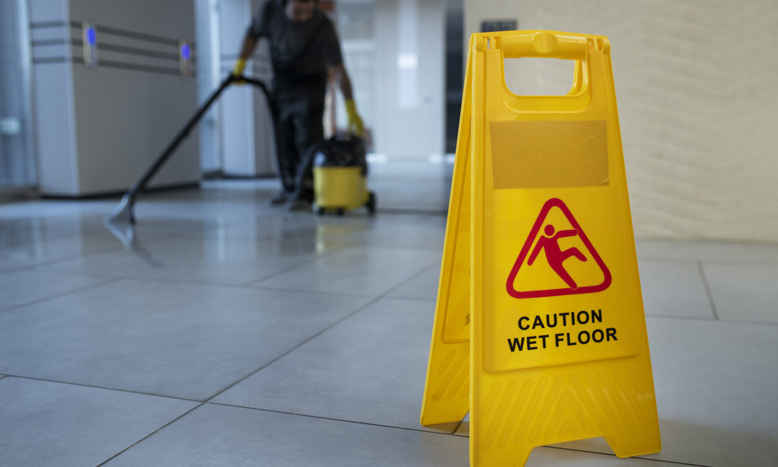 plano-completo-hombre-borroso-aspirando-piso